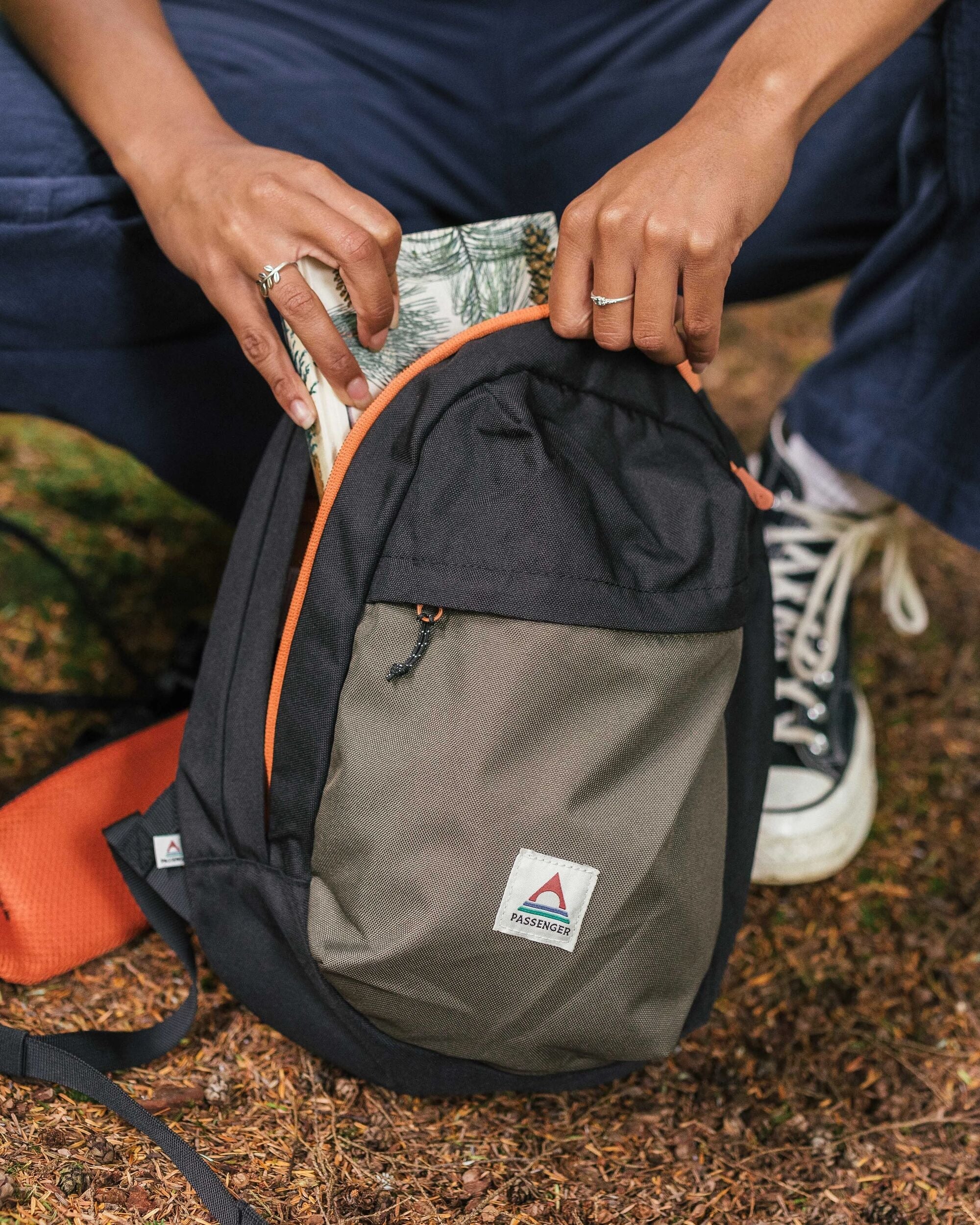 Boondocker Recycled Sling 8L - True Black/ Khaki