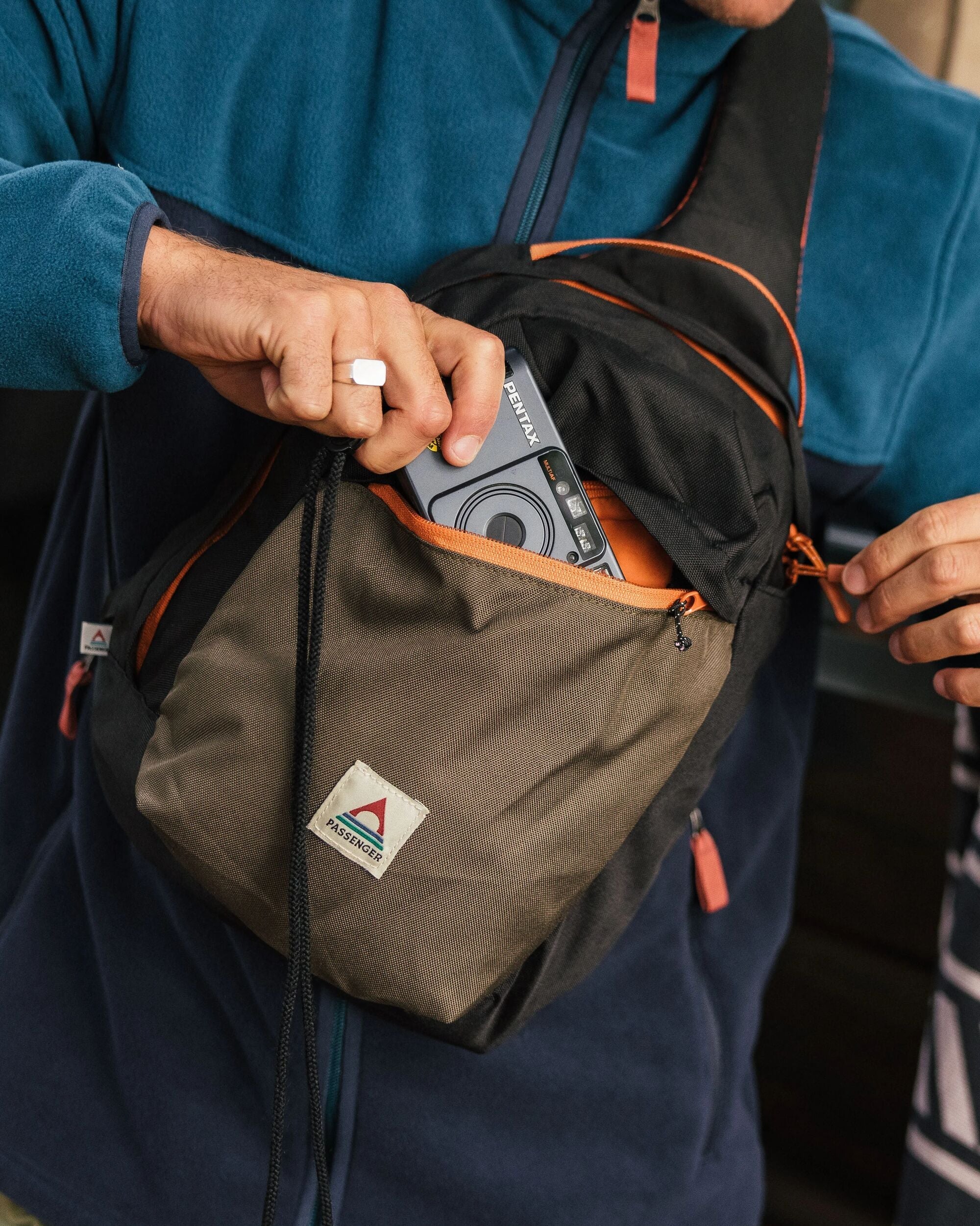 Boondocker Recycled Sling 8L - True Black/ Khaki